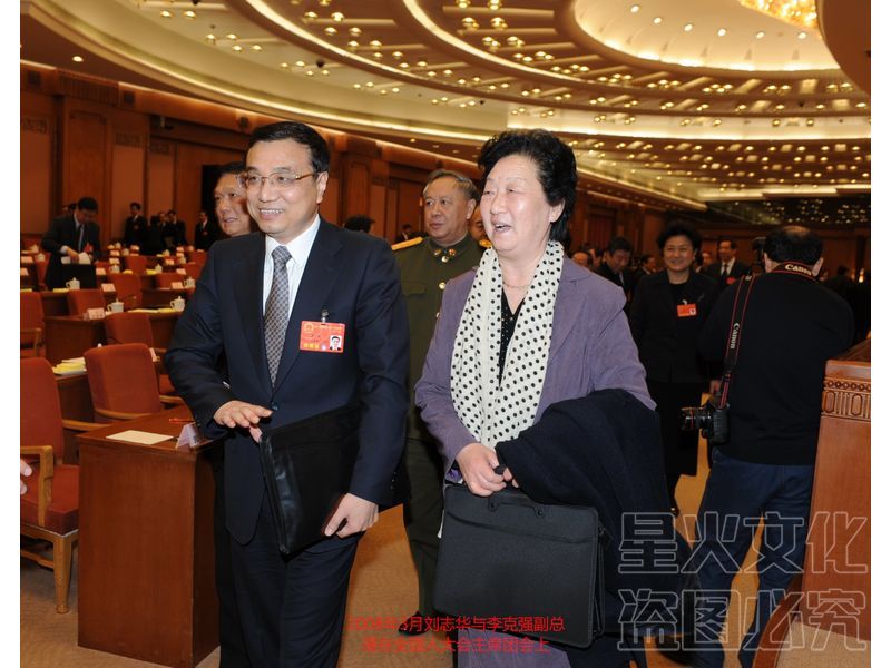 2008年3月劉志華與李克強(qiáng)副總理在全國(guó)人大會(huì)主席團(tuán)會(huì)上_看圖王